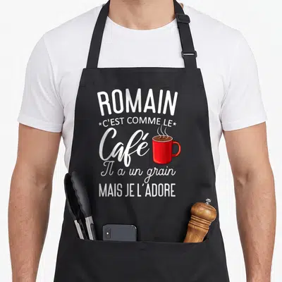Tablier de cuisine noir avec inscription blanche Romain et illustration de tasse de café rouge fumante.