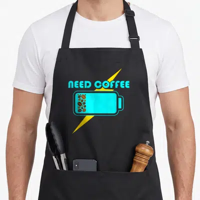Tablier de cuisine noir avec illustration de batterie cyan contenant des grains de café et une foudre jaune derrière le texte Need Coffee