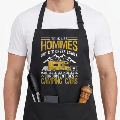Tablier de cuisine noir avec inscription Tous les hommes ont été créés égaux mais seuls les meilleurs conduisent des camping cars sur fond de montagnes.