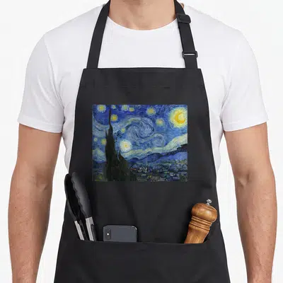 Tablier de cuisine noir avec reproduction de la Nuit étoilée de Van Gogh, étoiles jaunes et village au loin.
