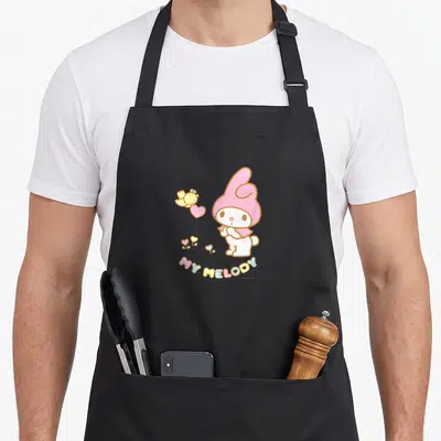 Tablier de cuisine noir avec My Melody, un oiseau jaune et des cœurs colorés imprimés au centre.