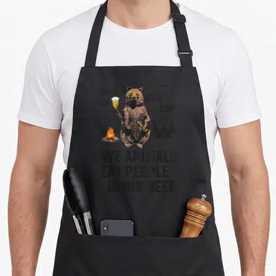 Tablier de cuisine noir avec un ours tenant une bière et le texte Save Animals Eat Gens.