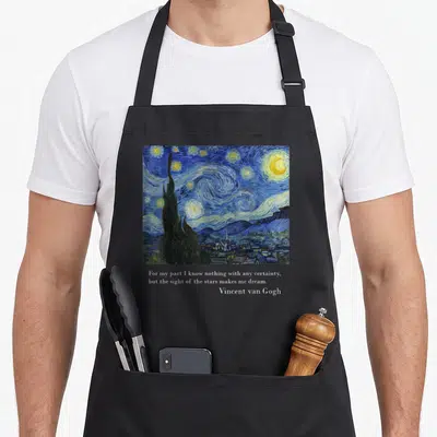 Tablier de cuisine noir avec reproduction de la Nuit étoilée et citation de Vincent van Gogh en bas.
