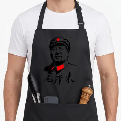Tablier de cuisine noir avec portrait stylisé de Mao Zedong, étoile rouge sur le képi et signature calligraphiée en dessous.
