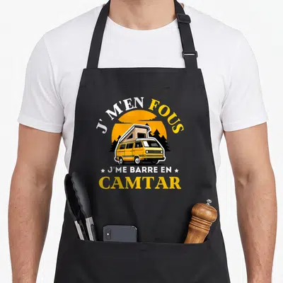 Tablier de cuisine noir avec illustration de van jaune Camtar et texte J m'en fous j me barre en Camtar sur fond de soleil orange.