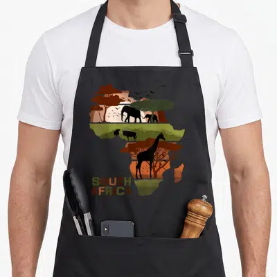Tablier de cuisine noir avec silhouette de la carte d'Afrique du Sud contenant éléphants, girafe et arbres de savane.