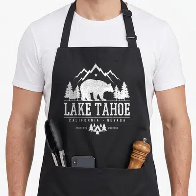 Tablier de cuisine noir avec illustration blanche d'un ours, montagnes, arbres et texte Lake Tahoe California Nevada Preserve Protect