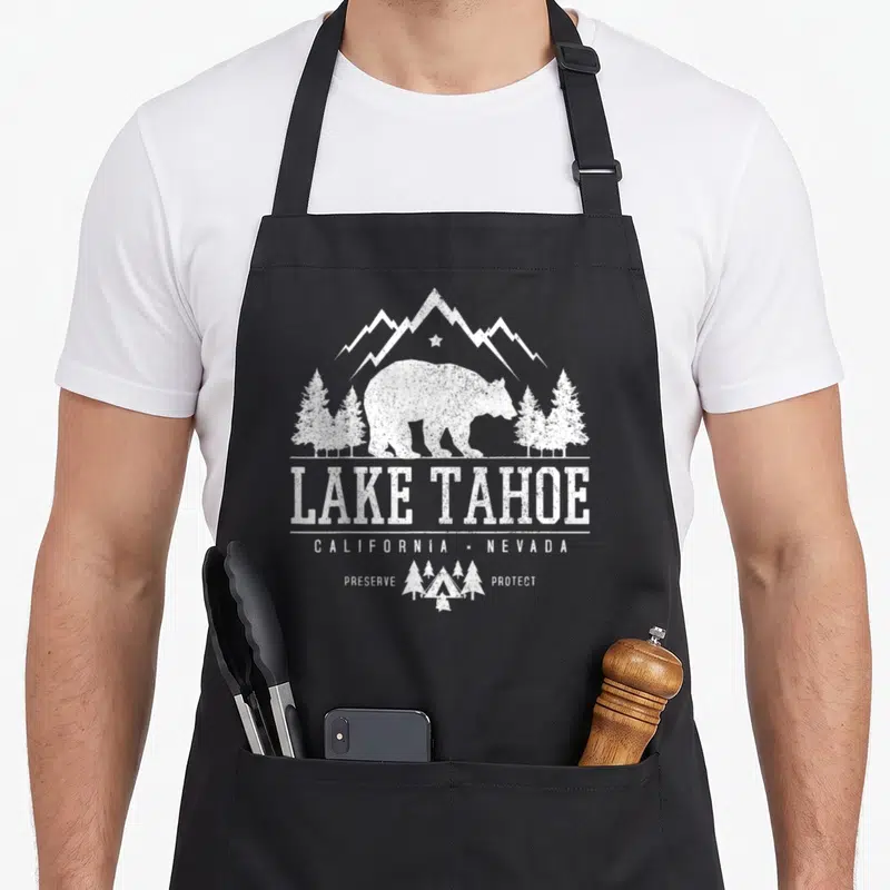 Tablier de cuisine noir avec illustration blanche d'un ours, montagnes, arbres et texte Lake Tahoe California Nevada Preserve Protect