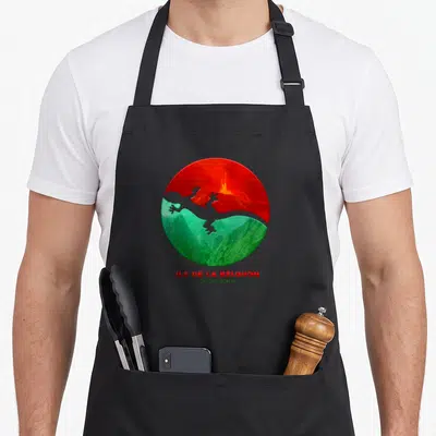 Tablier de cuisine noir avec un gecko gris sur fond volcan rouge et forêt verte, texte ILE DE LA RÉUNION OCEAN INDIEN.