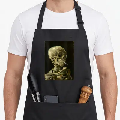 Tablier de cuisine noir avec une illustration de squelette fumant une cigarette au style pictural classique.