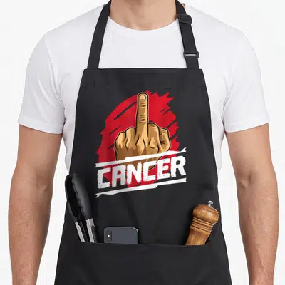 Tablier de cuisine noir avec une illustration de main et le mot CANCER en blanc sur fond rouge.