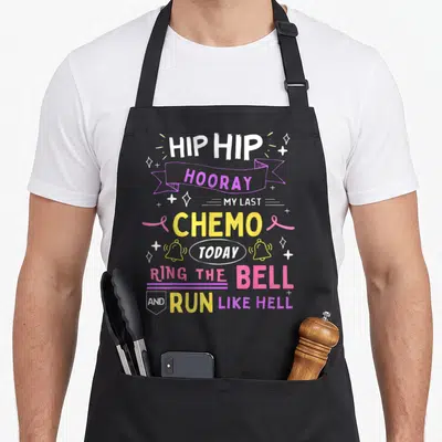 Tablier de cuisine noir avec l'inscription Hip Hooray My Last Chemo Today Ring The Bell And Run Like Hell en couleurs vives.
