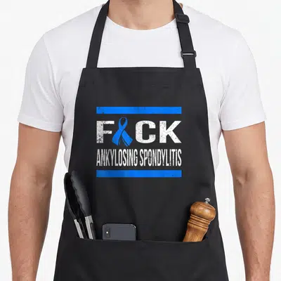 Tablier de cuisine noir avec inscription F&CK et ruban bleu pour la spondylarthrite ankylosante.