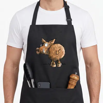 Tablier de cuisine noir avec illustration d'un drôle de sanglier aux yeux exorbités et à la mine paniquée.