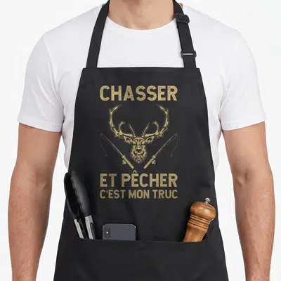Tablier de cuisine noir avec un cerf et deux cannes à pêche dorés sous le texte Chasser et pêcher c'est mon truc.