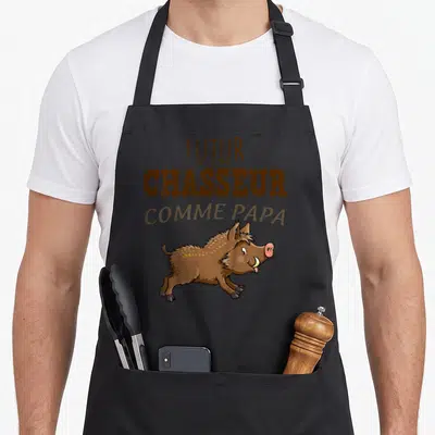 Tablier de cuisine noir avec illustration d'un petit sanglier et texte futur chasseur comme papa