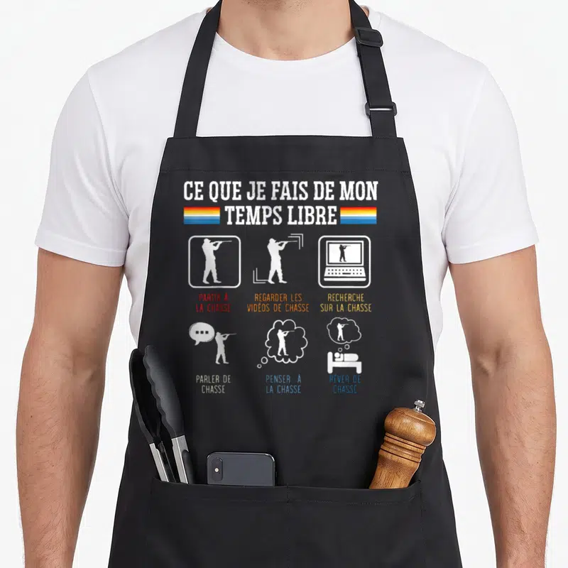 Tablier de cuisine noir avec six silhouettes blanches de chasseur et texte blanc sur fond gris uni.