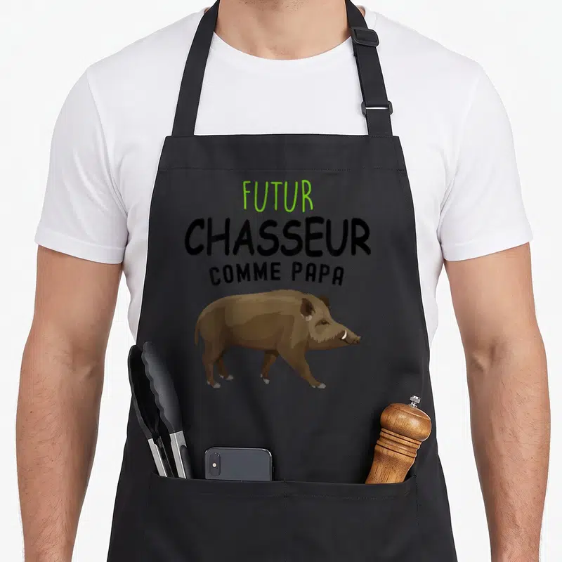 Tablier de cuisine noir avec inscription Futur chasseur comme papa et illustration de sanglier marron.