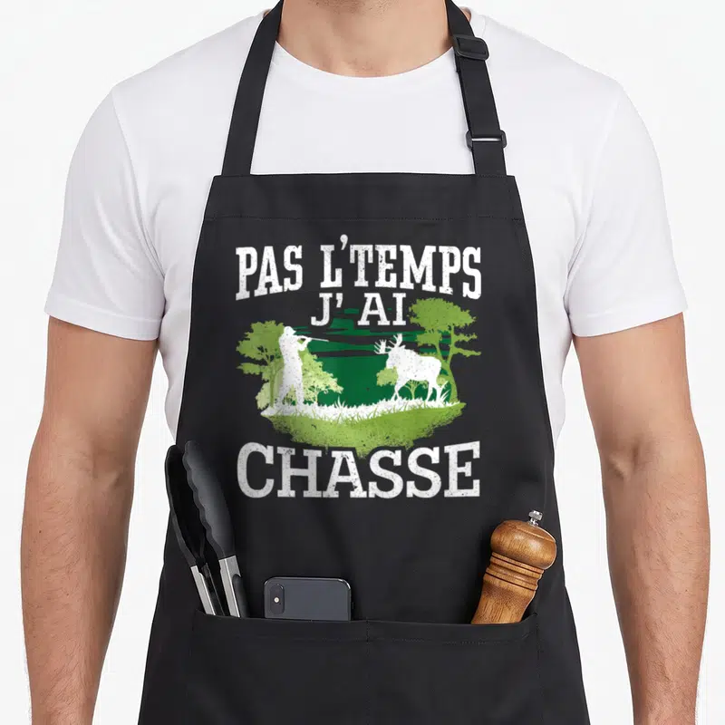 Tablier de cuisine noir avec inscription Pas ltemps jai chasse et silhouette chasseur face à un cerf dans la forêt.