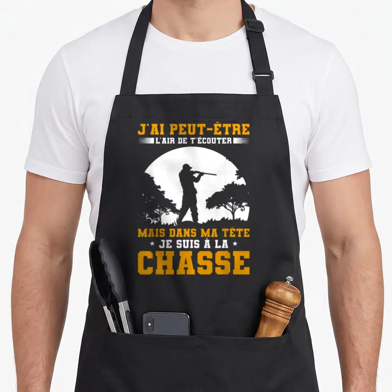 Tablier de cuisine noir avec silhouette de chasseur et texte J'ai peut-être l'air de t'écouter mais dans ma tête je suis à la chasse
