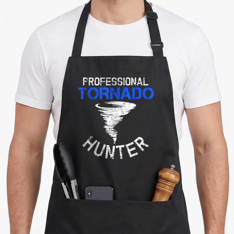 Tablier de cuisine noir avec l'inscription Professional Tornado Hunter et une illustration de tornade blanche et bleue.