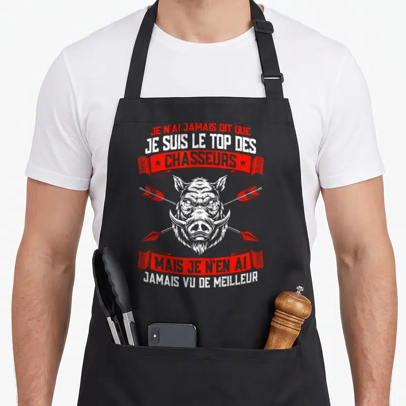 Tablier de cuisine noir avec tête de sanglier et flèches croisées sur fond gris uni