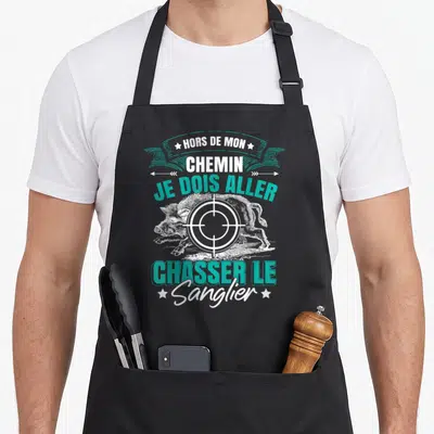 Tablier de cuisine noir avec inscription et illustration d'un sanglier traversé par un canon blanc et turquoise.