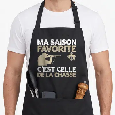 Tablier de cuisine noir avec silhouette chasseur et texte Ma saison favorite c'est celle de la chasse en blanc et beige