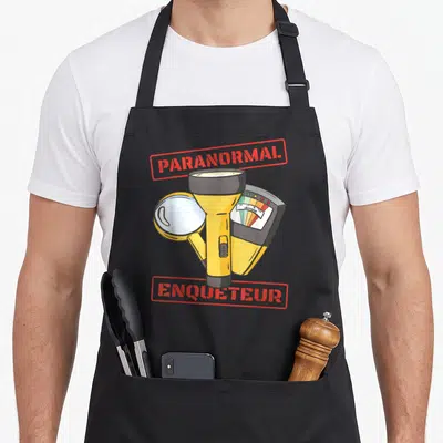 Tablier de cuisine noir avec illustration détecteur EMF lampe de poche loupe et texte Paranormal Enquêteur en rouge.