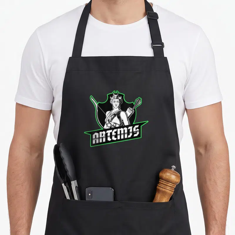Tablier de cuisine noir avec illustration d'Artemis déesse de la chasse et du nom ARTEMIS en typographie stylisée.