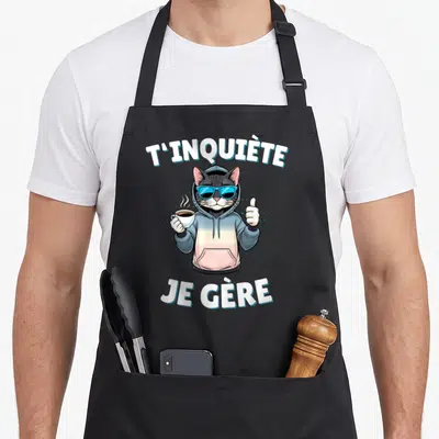 Tablier de cuisine noir avec un chat portant des lunettes et tenant une tasse de café.