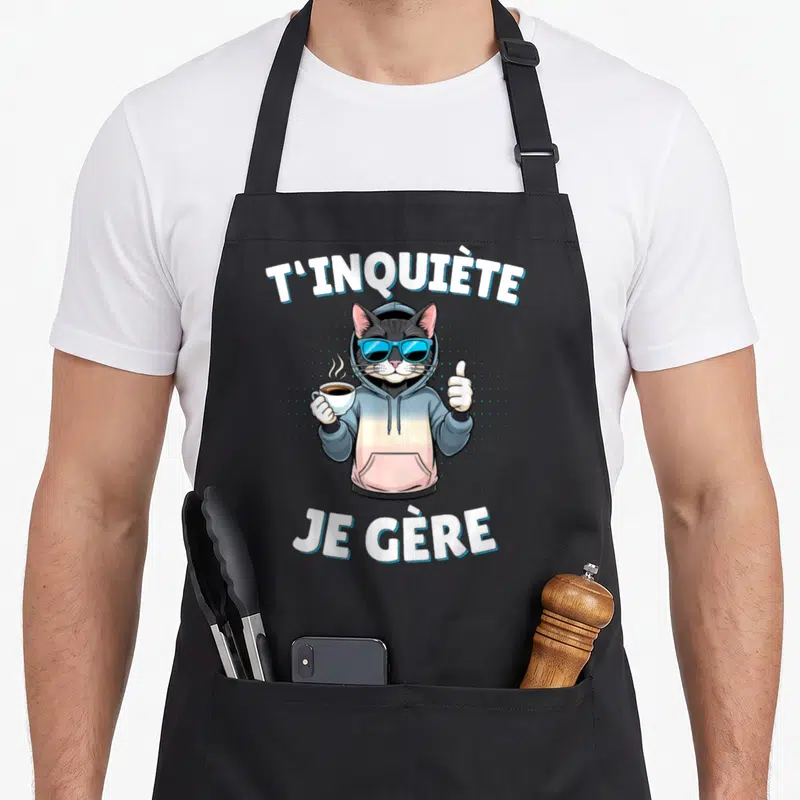 Tablier de cuisine noir avec un chat portant des lunettes et tenant une tasse de café.