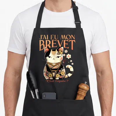 Tablier de cuisine noir avec un chaton en kimono et le texte J'ai eu mon brevet.