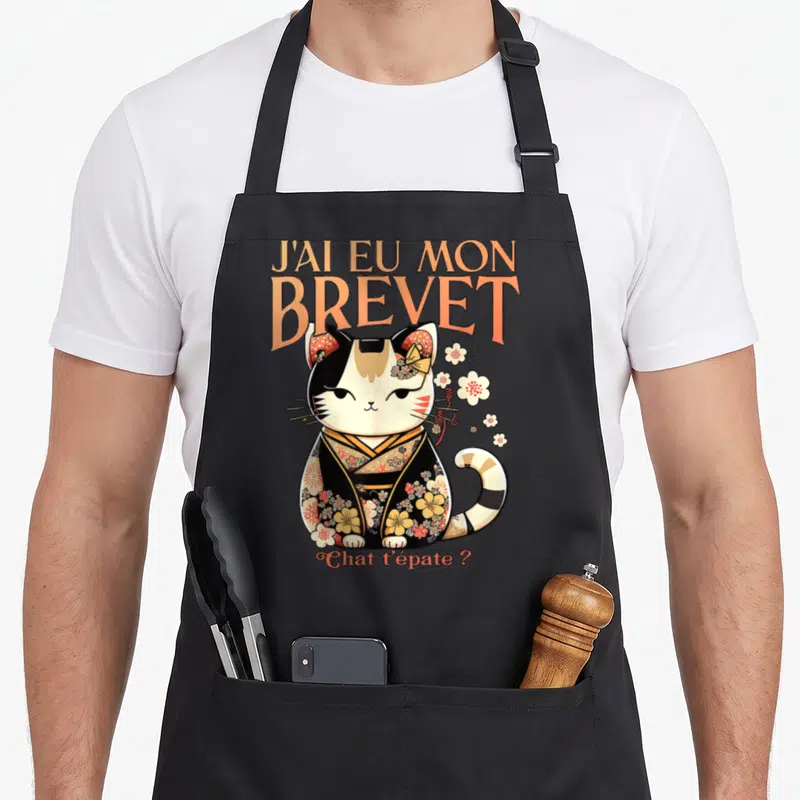 Tablier de cuisine noir avec un chaton en kimono et le texte J'ai eu mon brevet.