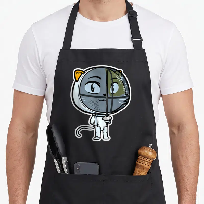 Tablier de cuisine noir avec un chat gris en tenue d'escrime tenant une épée devant son visage.