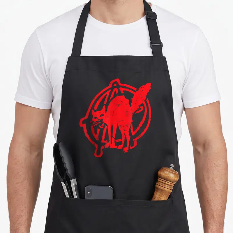 Tablier de cuisine noir avec un chat noir stylisé en rouge vif inséré dans un cercle à l'effigie du symbole anarchiste.