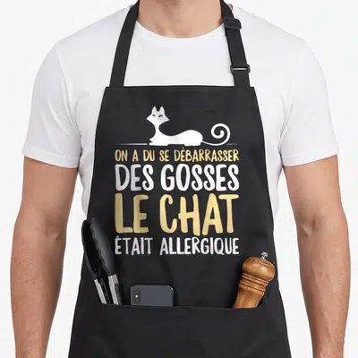 Tablier de cuisine noir avec une silhouette de chat blanc et le texte On a du se débarrasser des gosses le chat était allergique