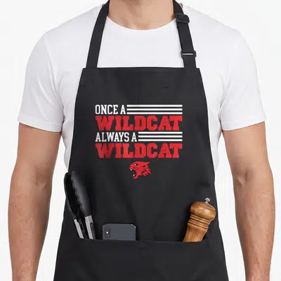 Tablier de cuisine noir avec une once a wildcat always en rouge et blanc surmontant une tête de félin rugissant.