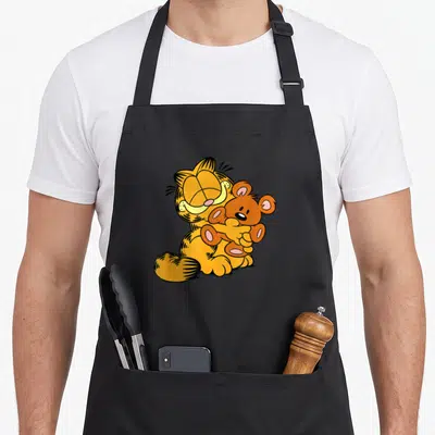 Tablier de cuisine noir avec Garfield orange étreint l'ours Pooky marron sur le devant.