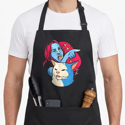 Tablier de cuisine noir avec une femme bleue pointant un chat blanc impassible sur fond rose.
