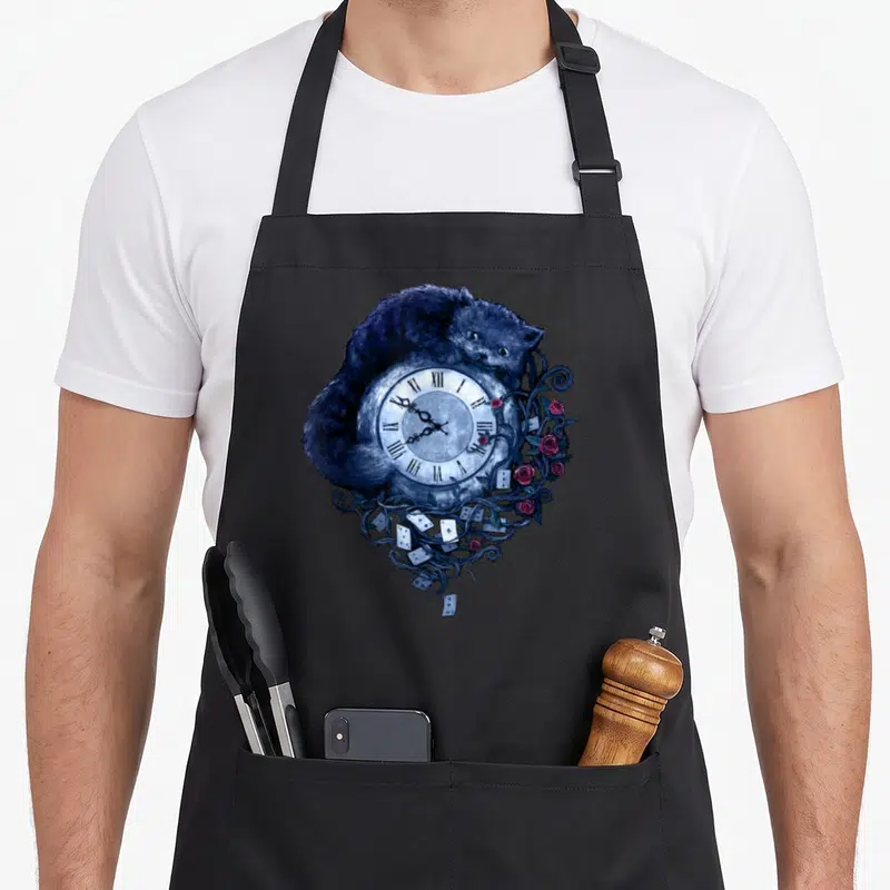 Tablier de cuisine noir avec illustration d'un chat bleu autour d'une horloge vintage et de roses rouges.