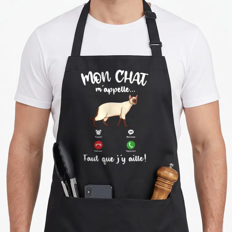 Tablier de cuisine noir avec illustration chat Siamois et texte Mon Chat m'appelle Faut que j'y aille au-dessus des boutons d'appel.
