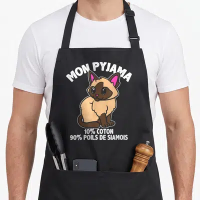 Tablier de cuisine noir avec illustration d'un chaton siamois et texte blanc humoristique sur fond uni.