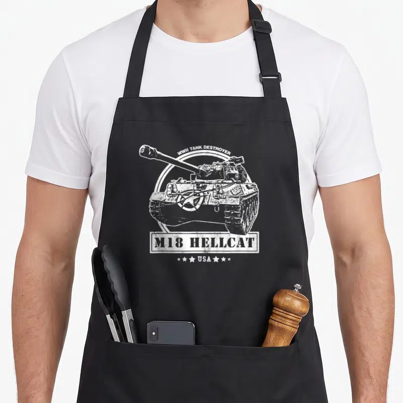 Tablier de cuisine noir avec illustration blanche d'un char M18 Hellcat et l'inscription WWII Tank Destroyer USA.