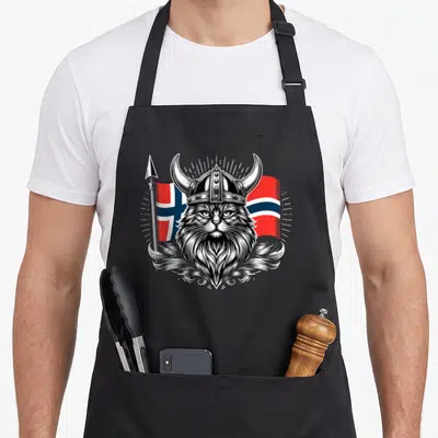 Tablier de cuisine noir avec illustration chat viking casqué devant drapeau norvégien et lance.