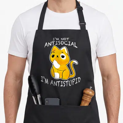 Tablier de cuisine noir avec un chat orange assis et le texte je ne suis pas antisocial je suis antistupid imprimé en blanc.