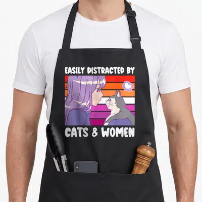 Tablier de cuisine noir avec illustration anime femme et chat sous texte blanc Easy Distracted by Cats & Women sur fond rayé coloré.
