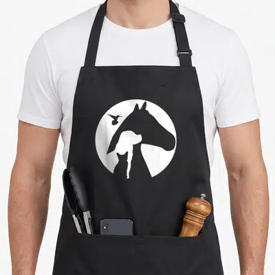 Tablier de cuisine noir avec silhouettes d'un cheval, d'un chat, d'un chien et d'un colibri dans un cercle blanc.