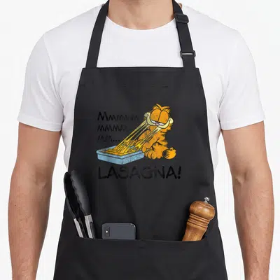 Tablier de cuisine noir avec illustration de Garfield mangeant une lasagne et le texte Mmm Lasagna.
