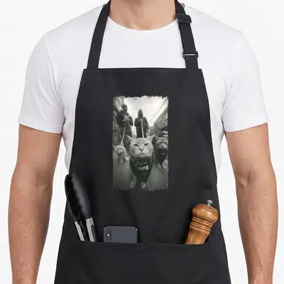 Tablier de cuisine noir avec illustration monochrome de chats gangsters en bandana et laisse.